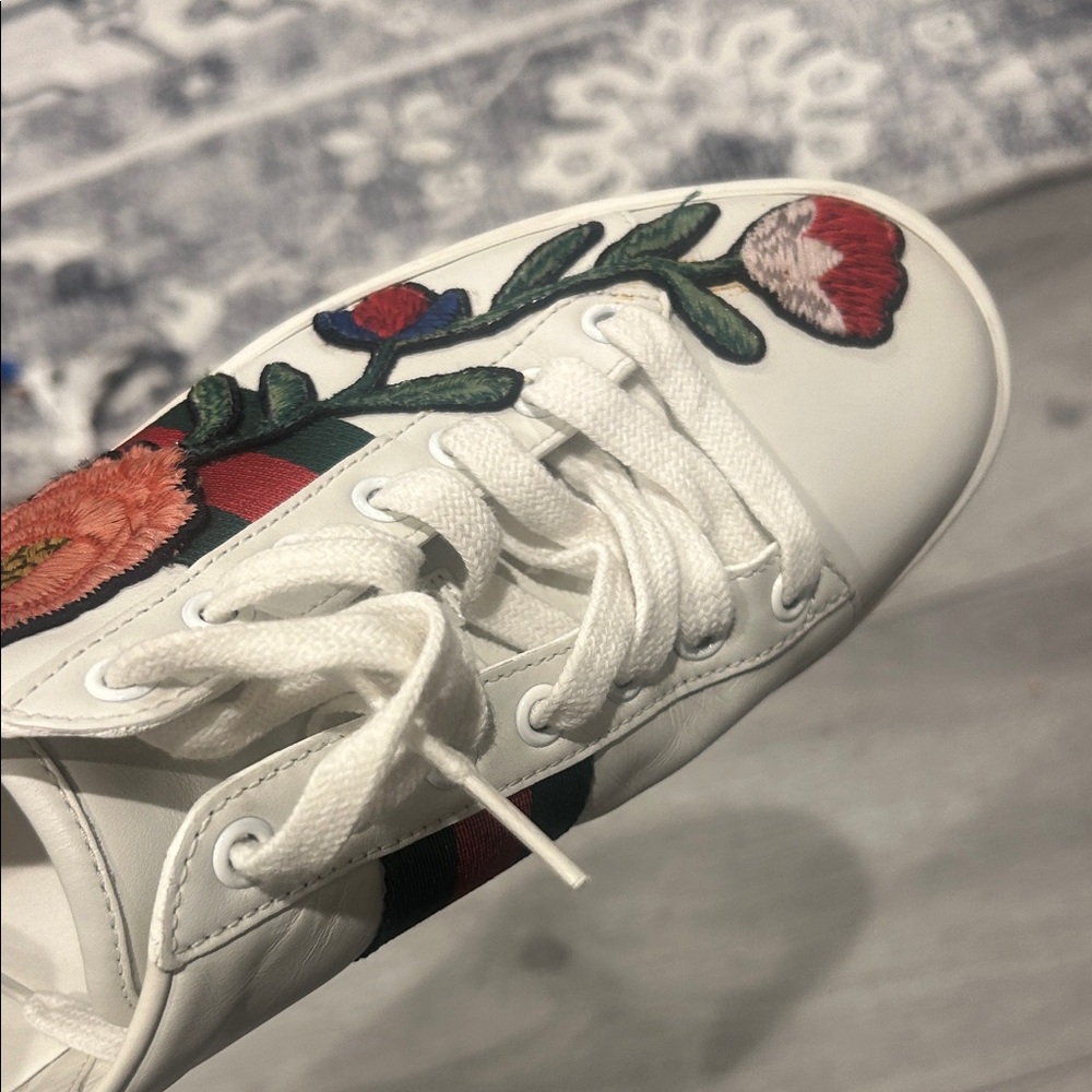 Gucci White Leather Floral Embroidered Low Top Sneakers - W8.5 (38.5) Authentic - Picture 11 of 16